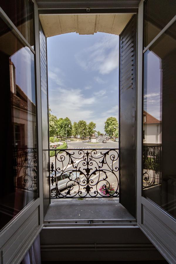 Logis Hotel - Le Petit Bellon Senlis  Exterior photo